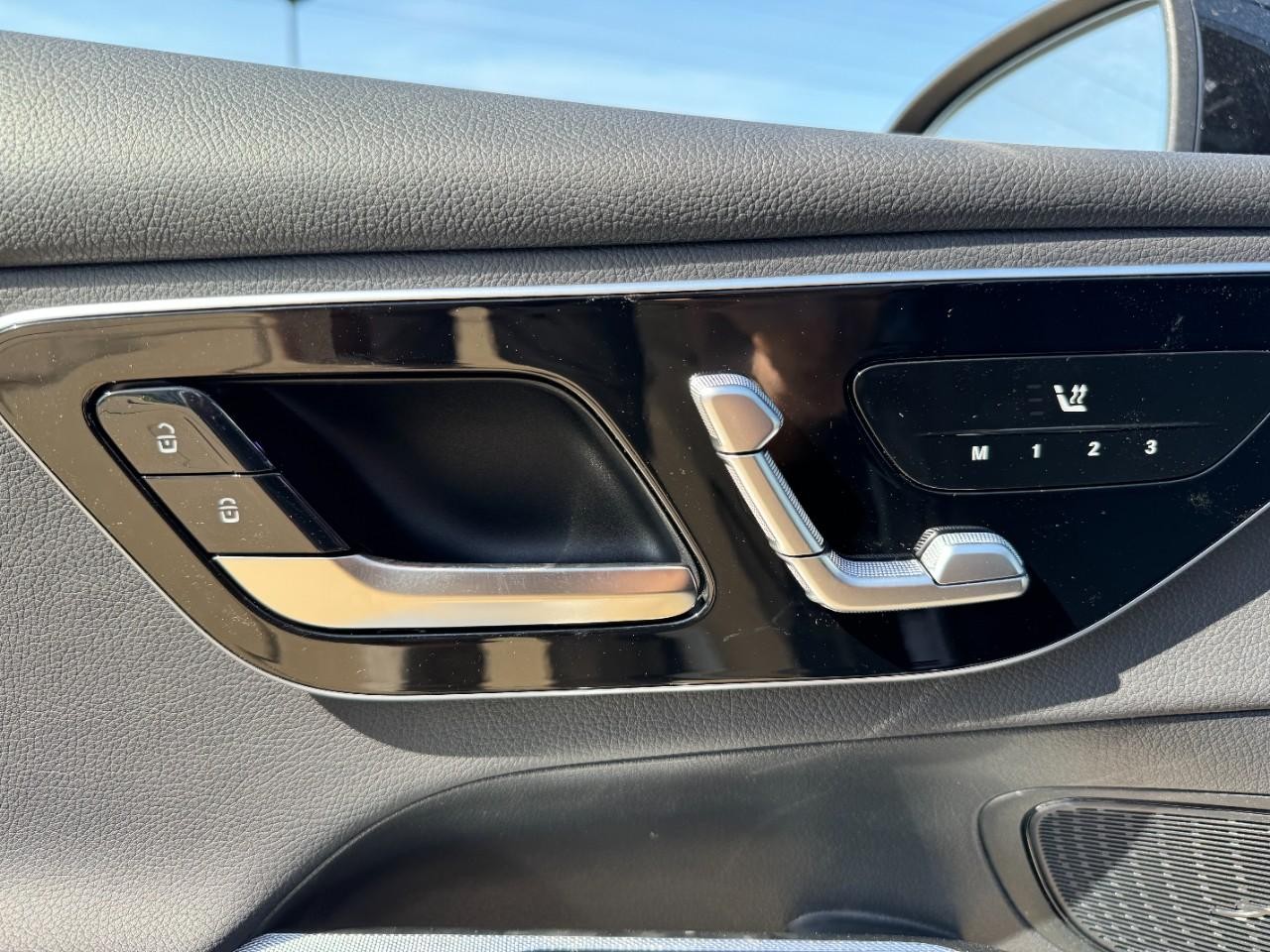 Mercedes-Benz GLC Vehicle Full-screen Gallery Image 22