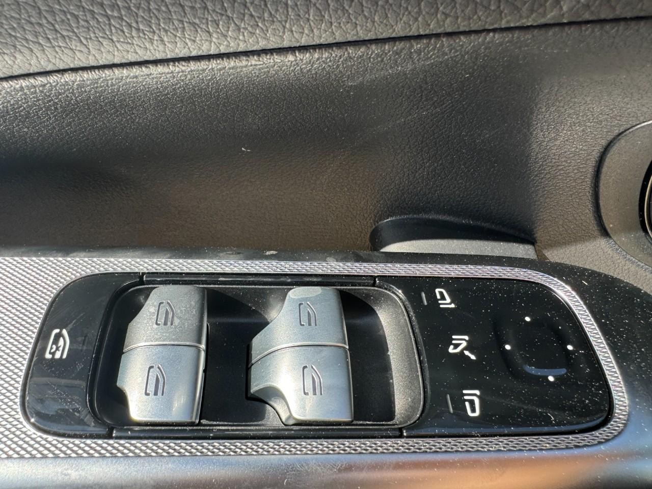 Mercedes-Benz GLC Vehicle Full-screen Gallery Image 23