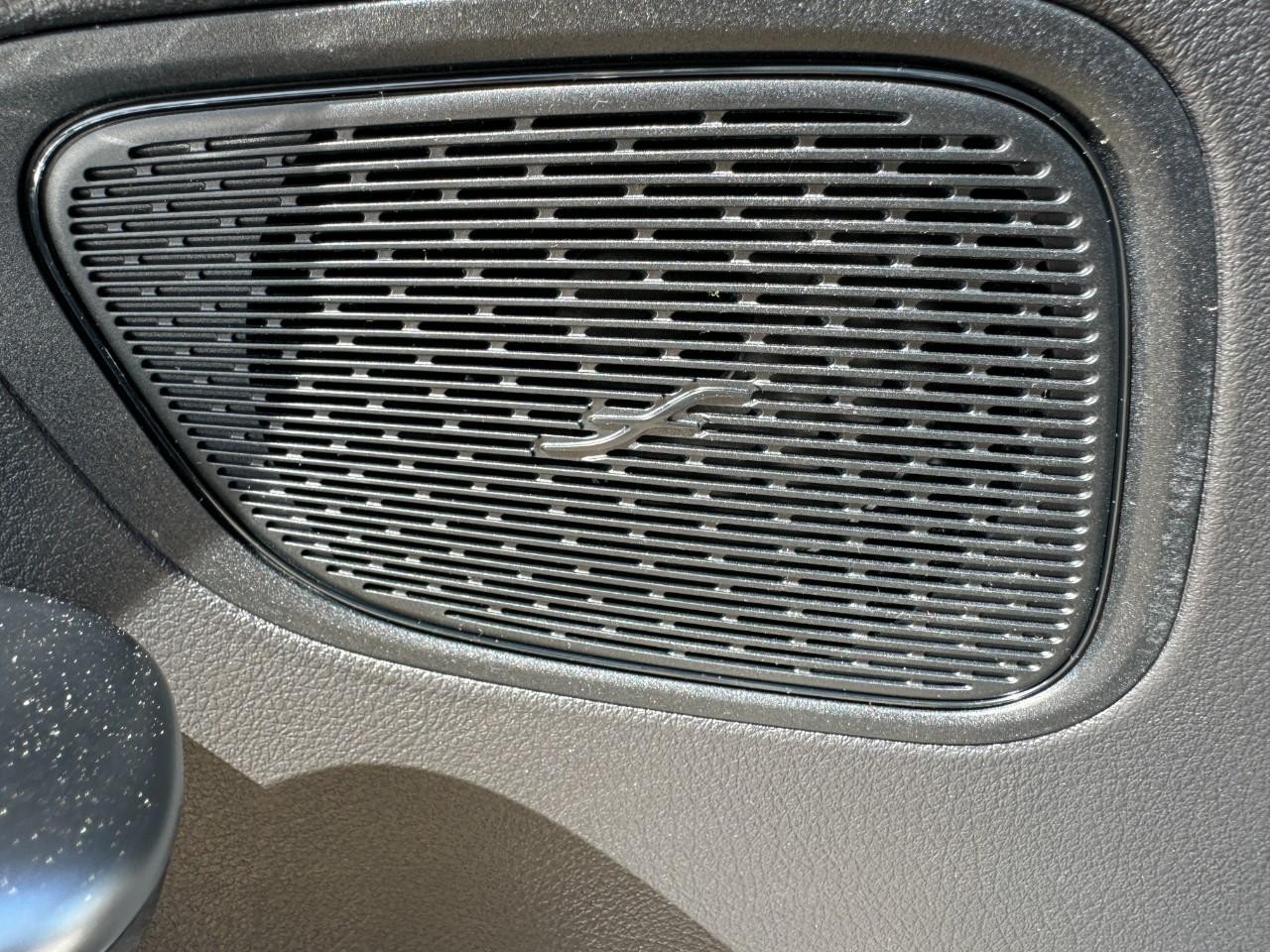 Mercedes-Benz GLC Vehicle Full-screen Gallery Image 24