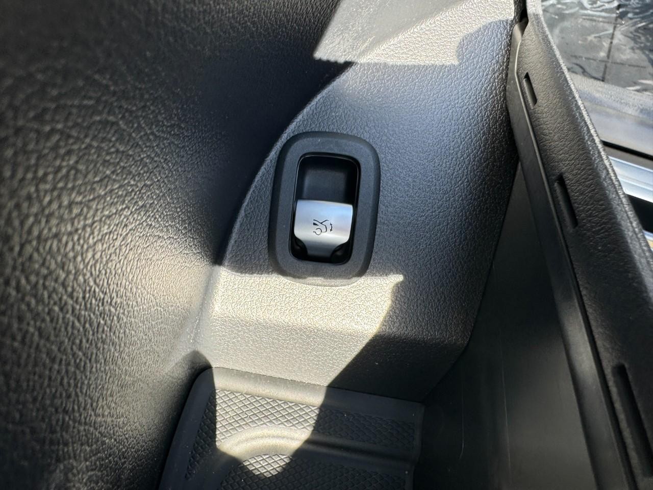 Mercedes-Benz GLC Vehicle Full-screen Gallery Image 25