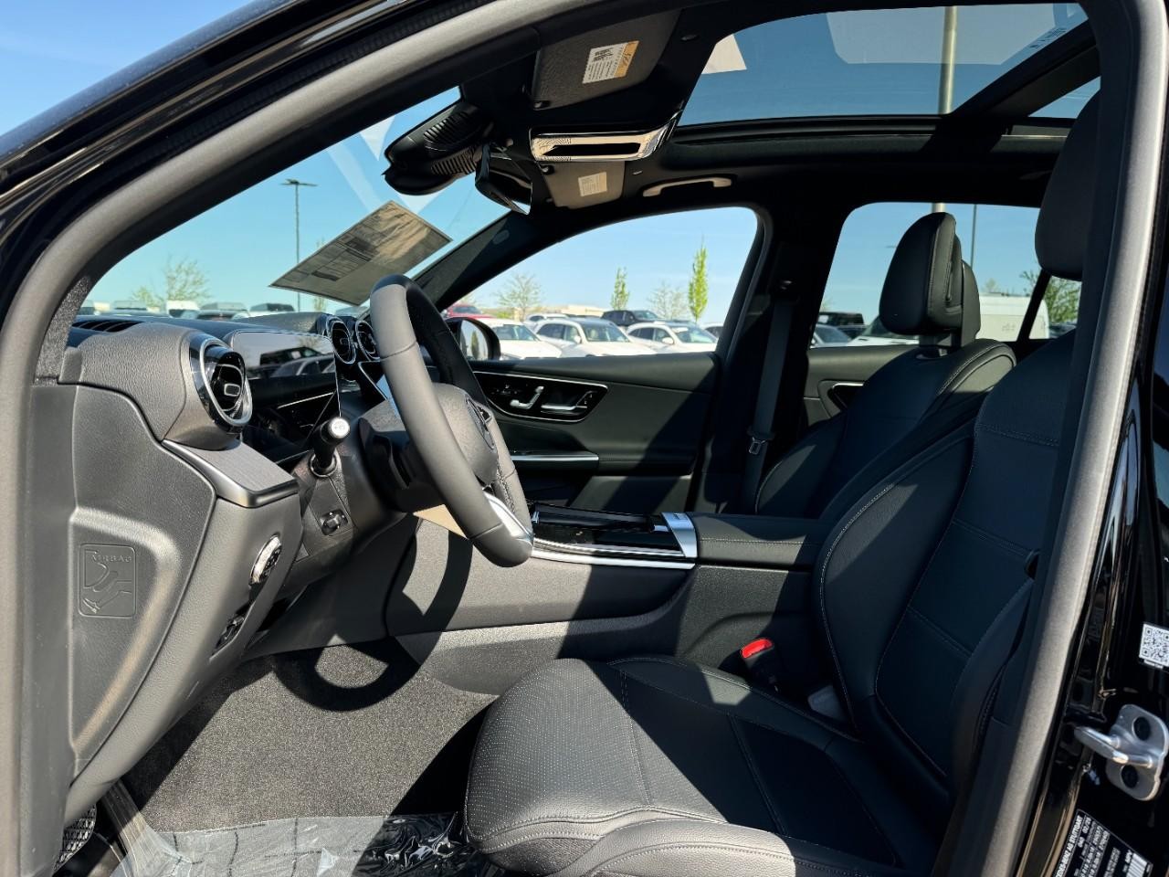 Mercedes-Benz GLC Vehicle Full-screen Gallery Image 26