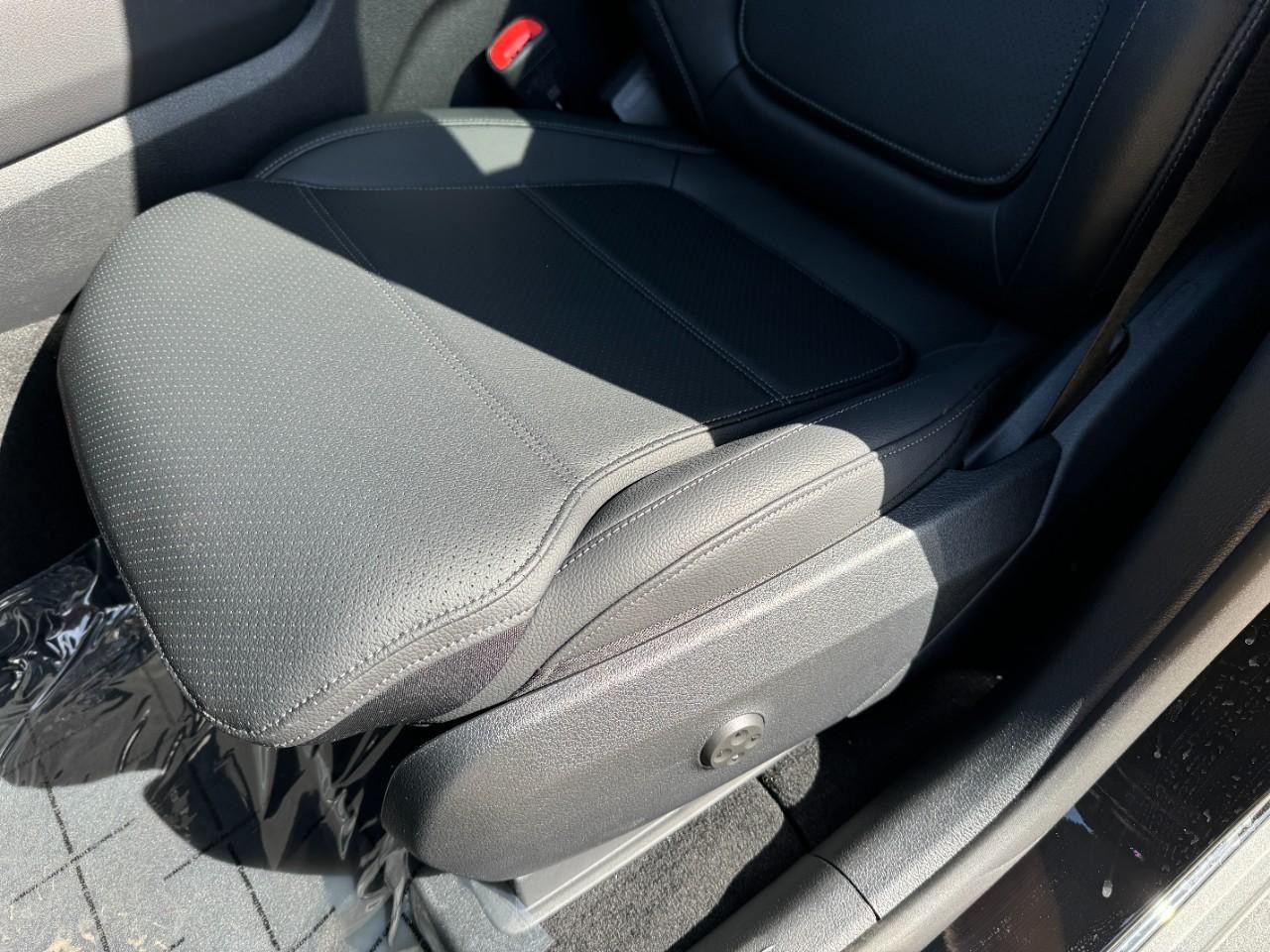 Mercedes-Benz GLC Vehicle Full-screen Gallery Image 27