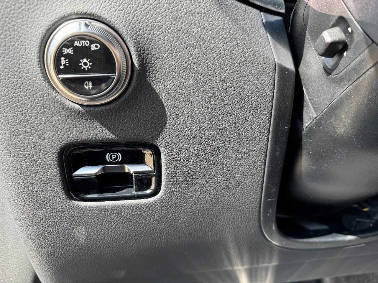 Mercedes-Benz GLC Vehicle Full-screen Gallery Image 28