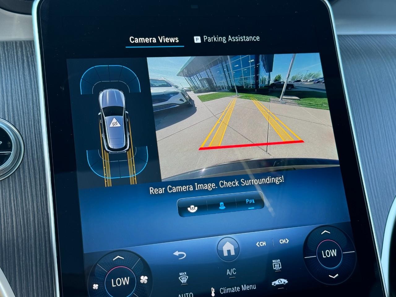 Mercedes-Benz GLC Vehicle Full-screen Gallery Image 33