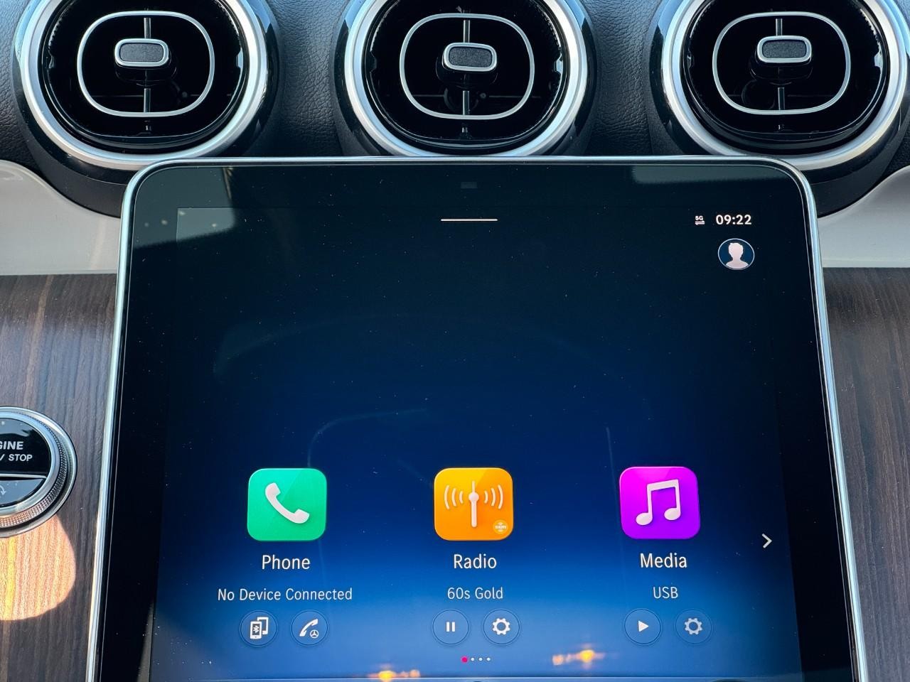 Mercedes-Benz GLC Vehicle Full-screen Gallery Image 7