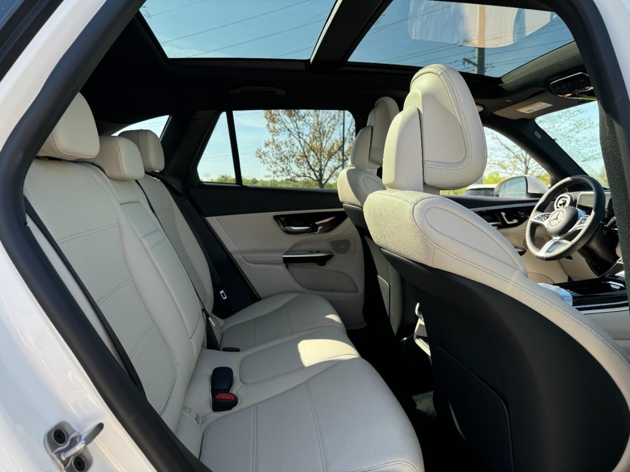 Mercedes-Benz GLC Vehicle Full-screen Gallery Image 9