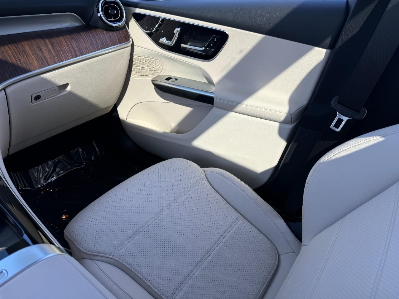 Mercedes-Benz GLC Vehicle Full-screen Gallery Image 10