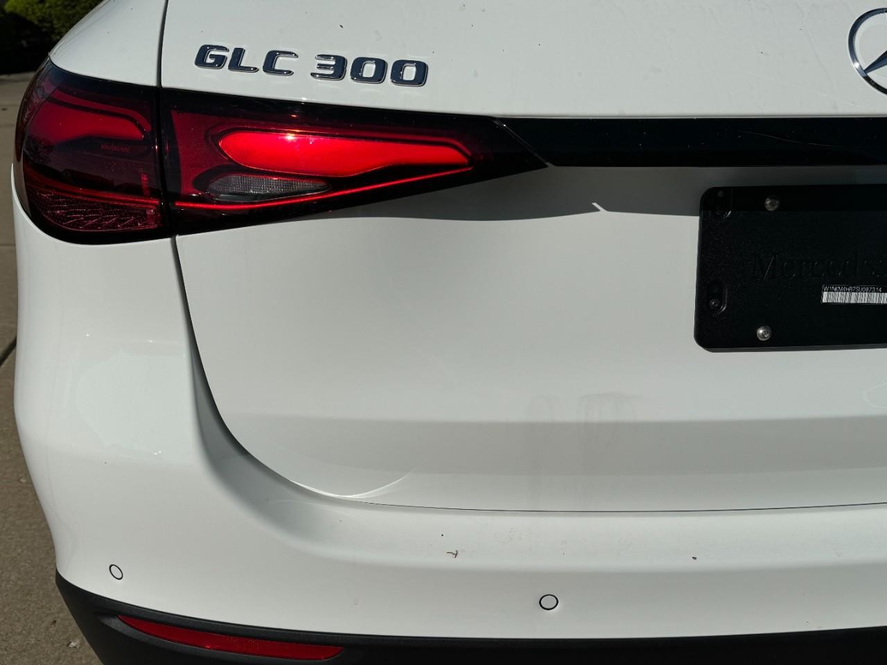 Mercedes-Benz GLC Vehicle Full-screen Gallery Image 15