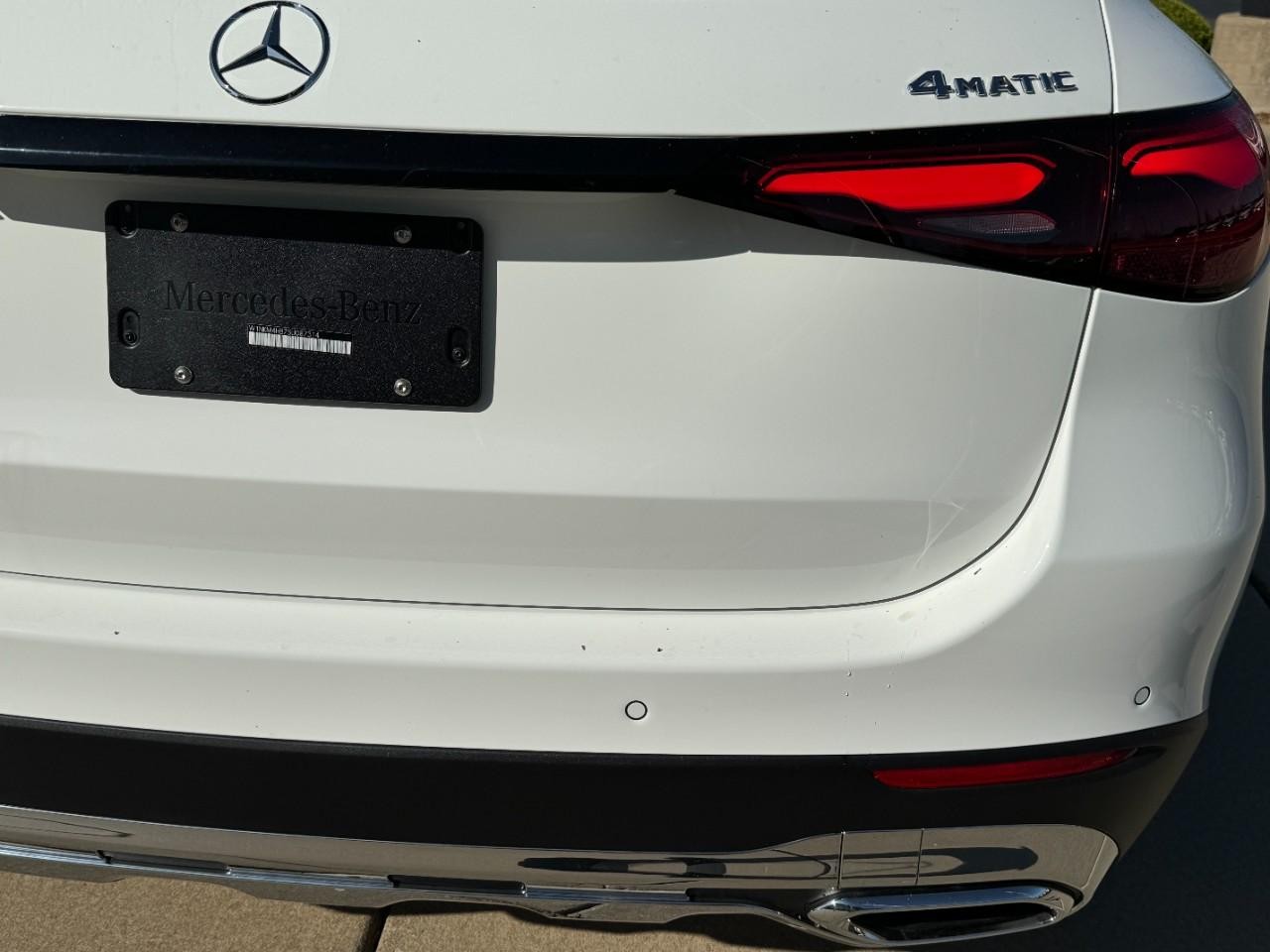 Mercedes-Benz GLC Vehicle Full-screen Gallery Image 16