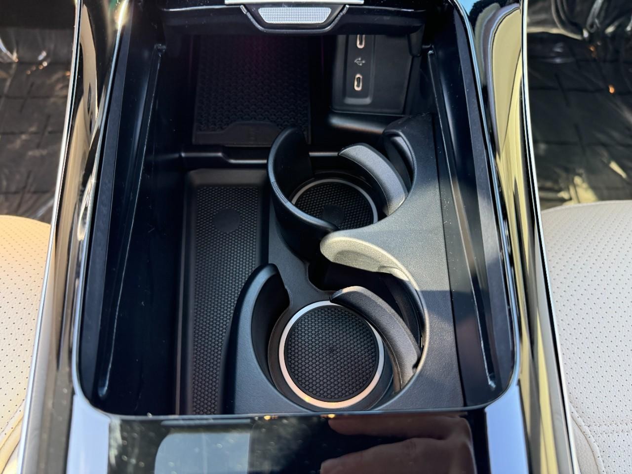 Mercedes-Benz GLC Vehicle Full-screen Gallery Image 19