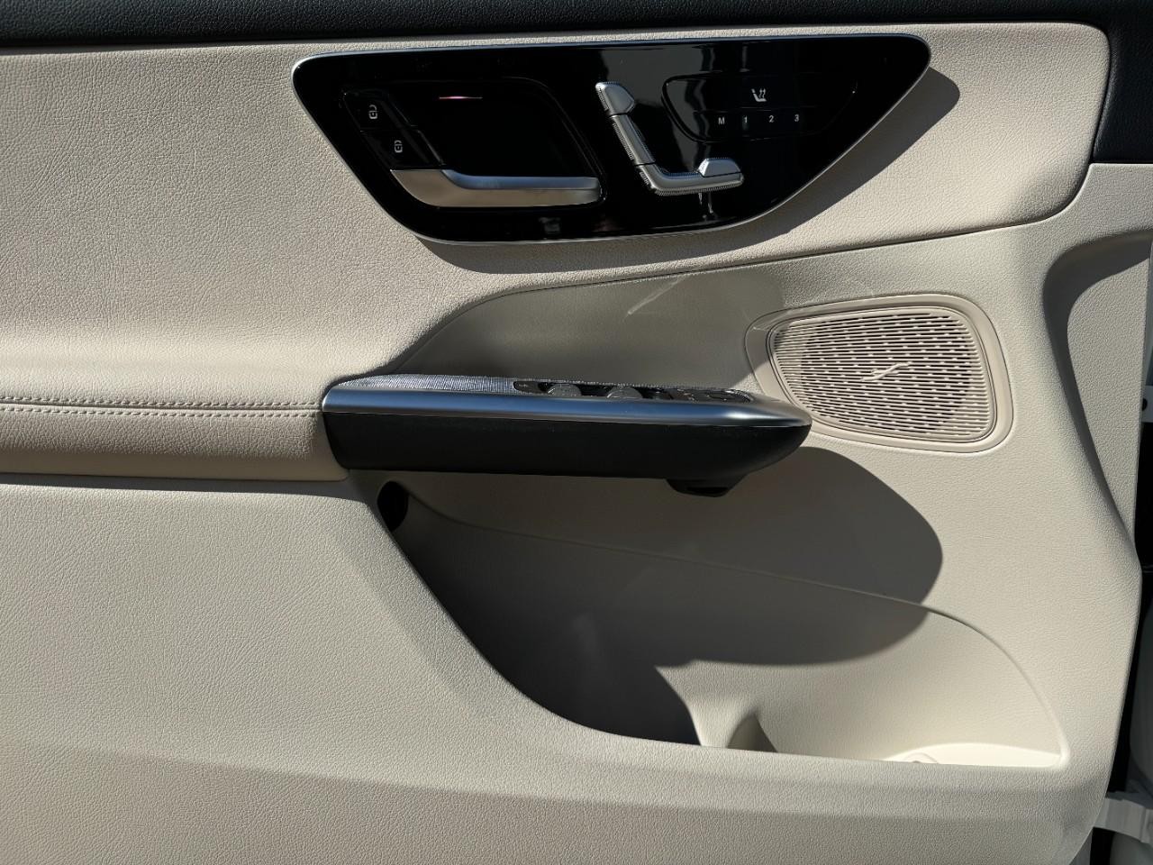 Mercedes-Benz GLC Vehicle Full-screen Gallery Image 20