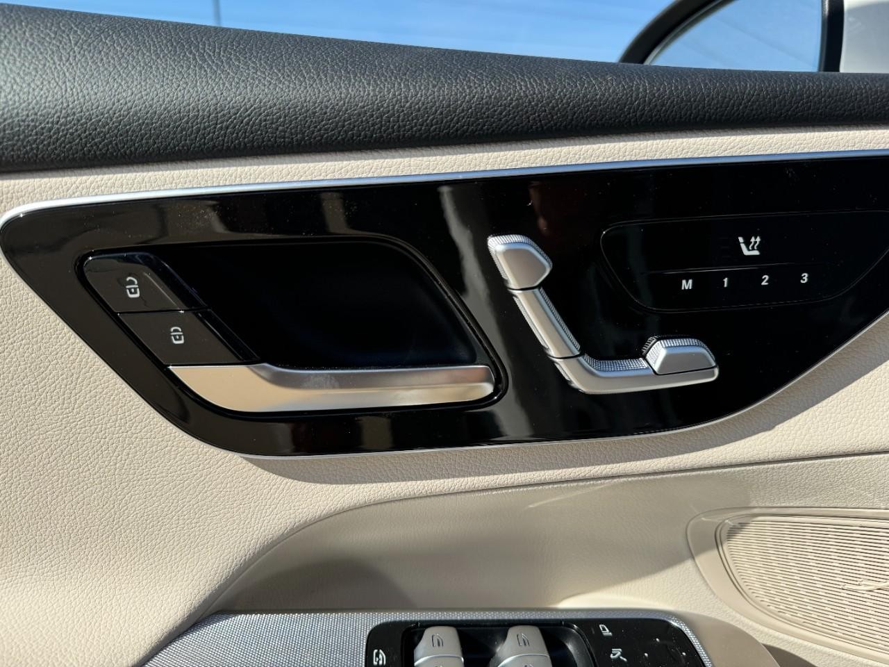 Mercedes-Benz GLC Vehicle Full-screen Gallery Image 21