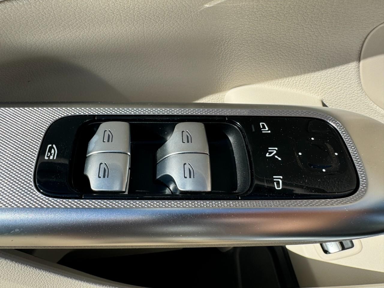 Mercedes-Benz GLC Vehicle Full-screen Gallery Image 22