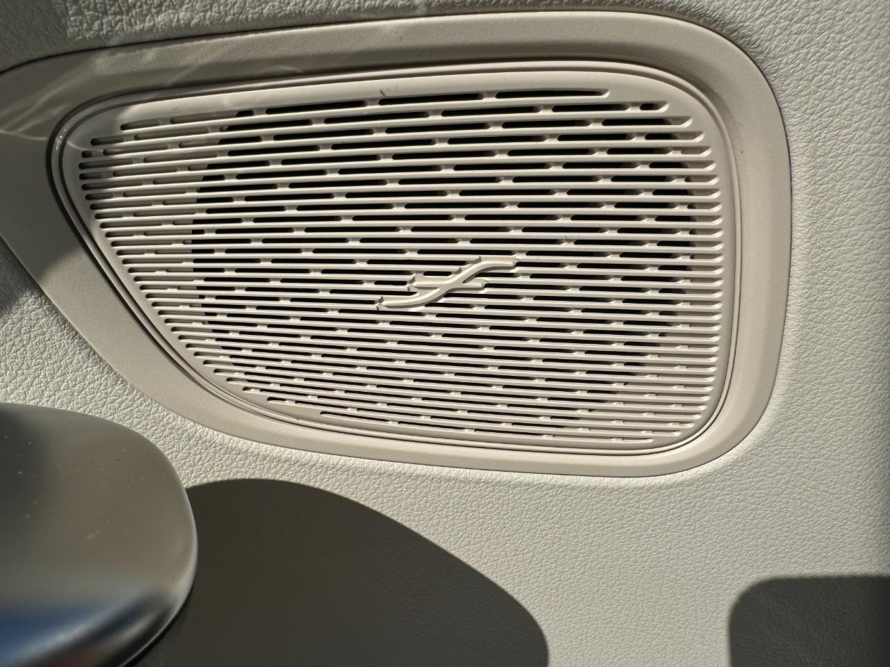 Mercedes-Benz GLC Vehicle Full-screen Gallery Image 23