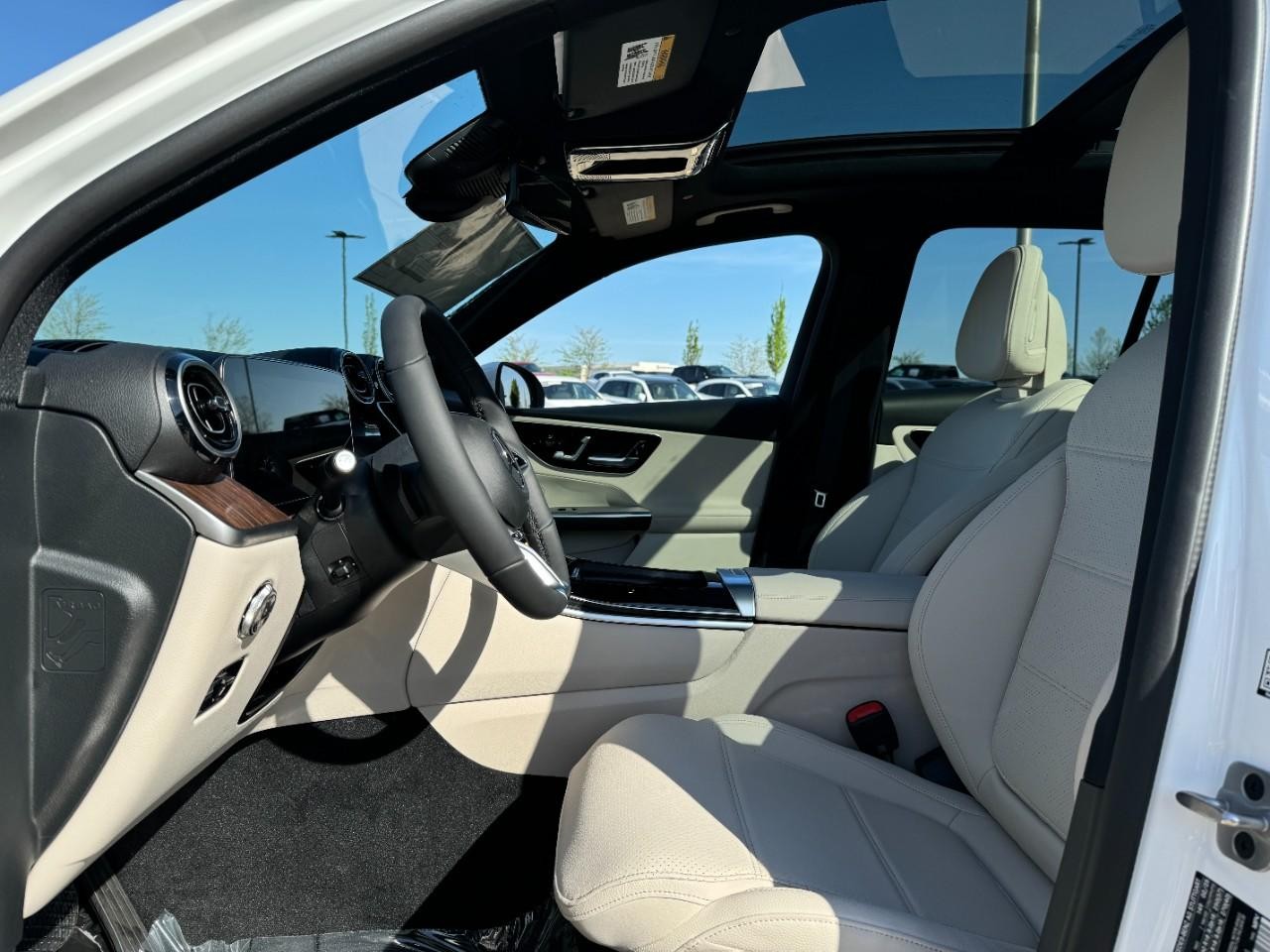 Mercedes-Benz GLC Vehicle Full-screen Gallery Image 25