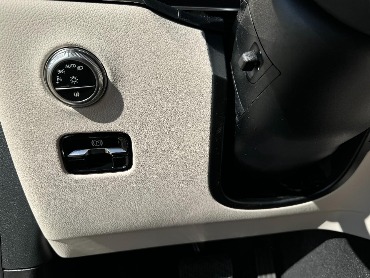 Mercedes-Benz GLC Vehicle Full-screen Gallery Image 27