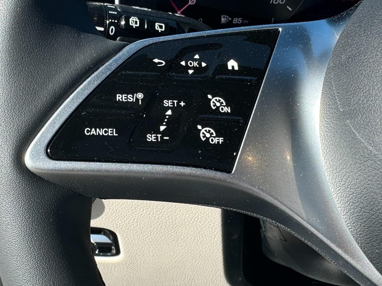 Mercedes-Benz GLC Vehicle Full-screen Gallery Image 28