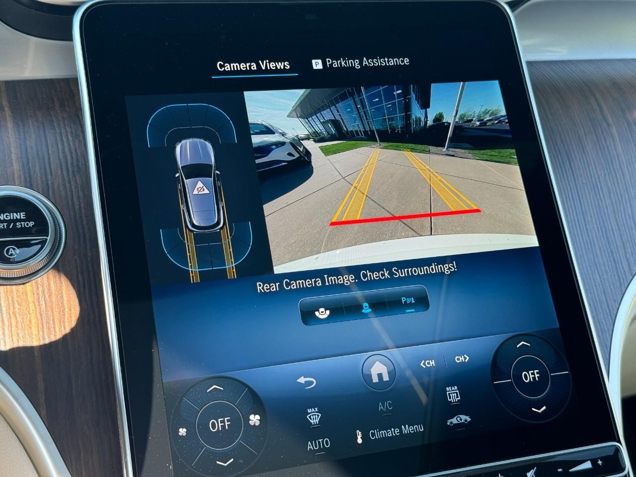 Mercedes-Benz GLC Vehicle Full-screen Gallery Image 32