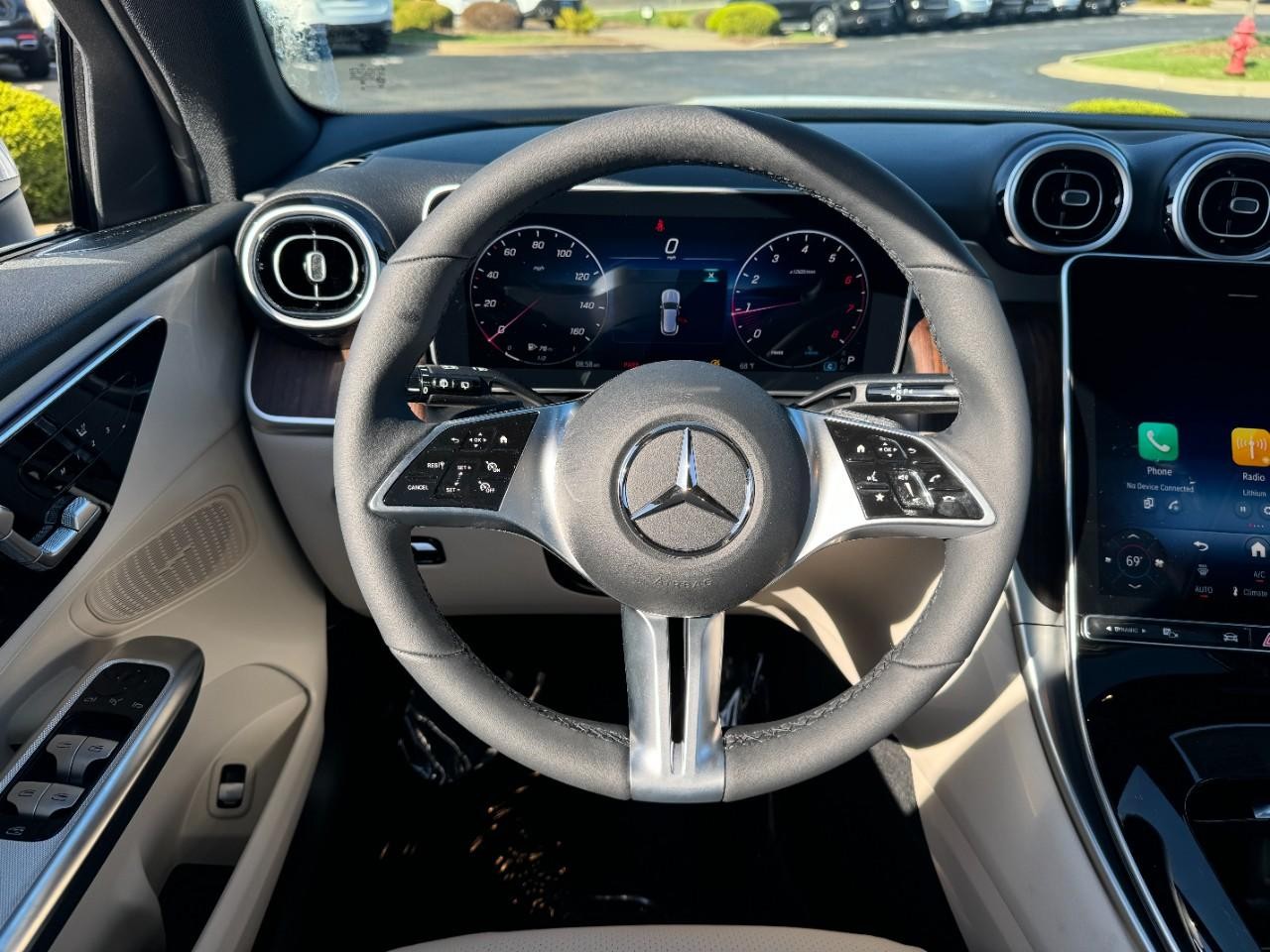 Mercedes-Benz GLC Vehicle Full-screen Gallery Image 7