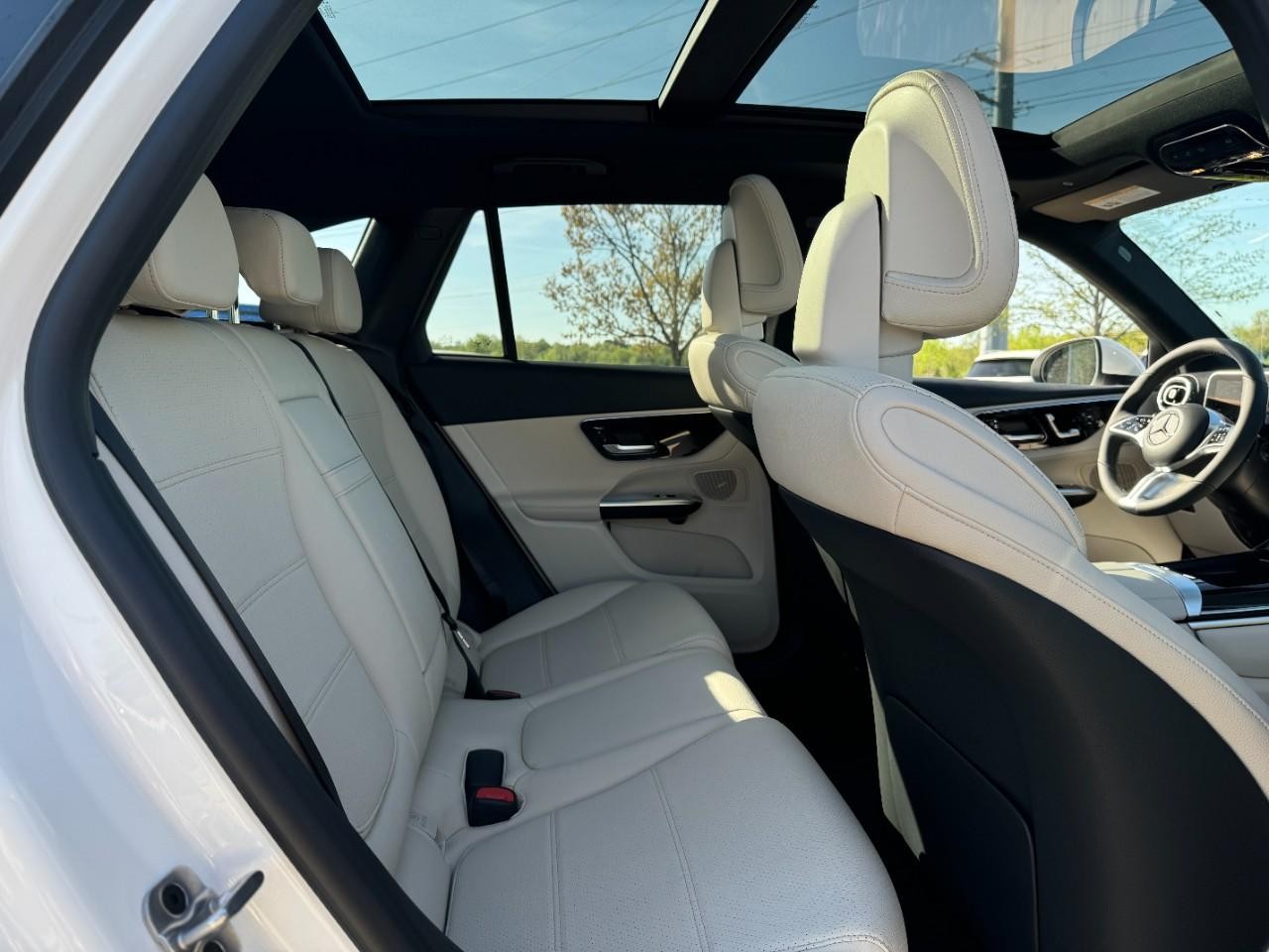 Mercedes-Benz GLC Vehicle Full-screen Gallery Image 9