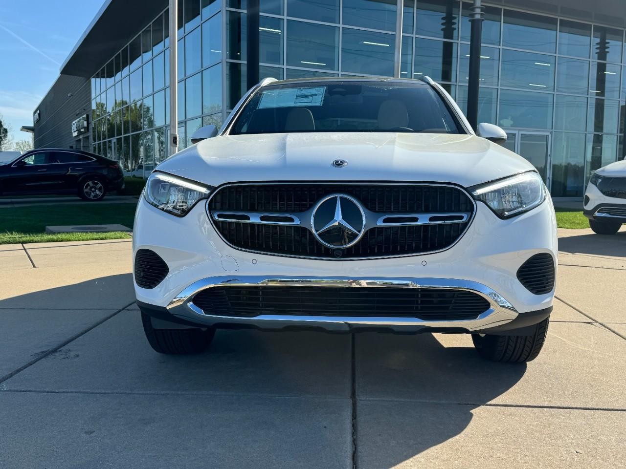 Mercedes-Benz GLC Vehicle Full-screen Gallery Image 14