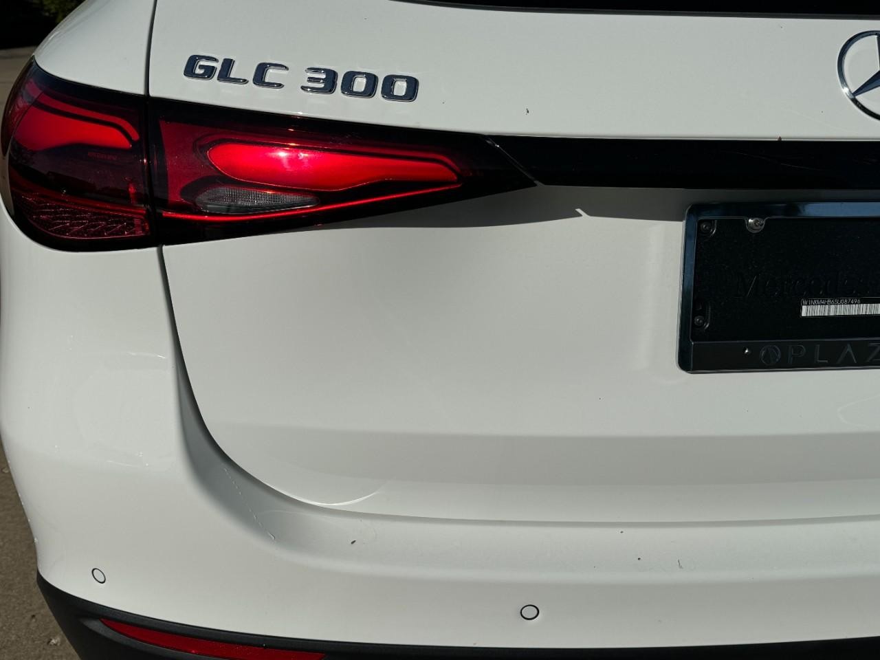 Mercedes-Benz GLC Vehicle Full-screen Gallery Image 15