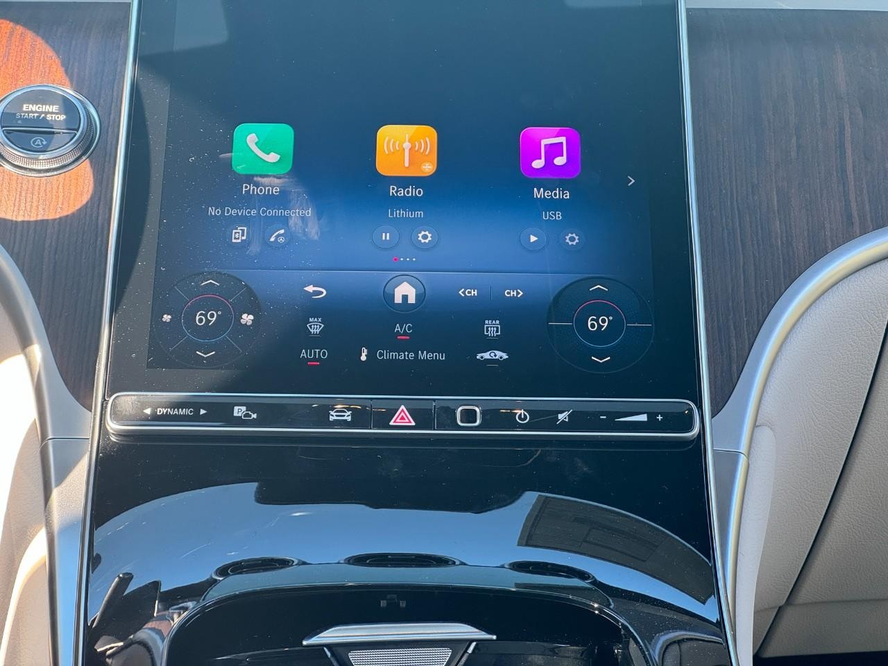 Mercedes-Benz GLC Vehicle Full-screen Gallery Image 19