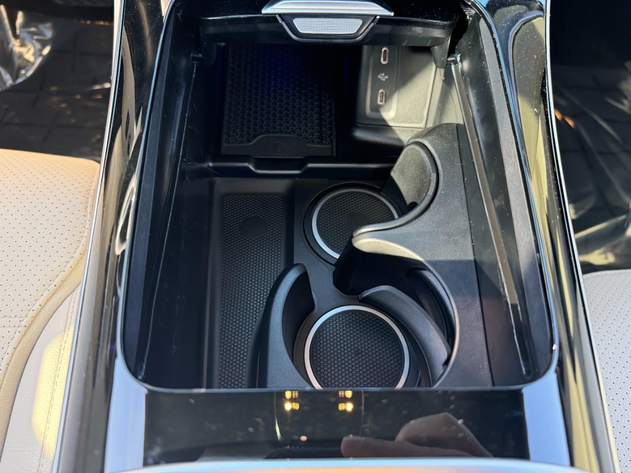 Mercedes-Benz GLC Vehicle Full-screen Gallery Image 20