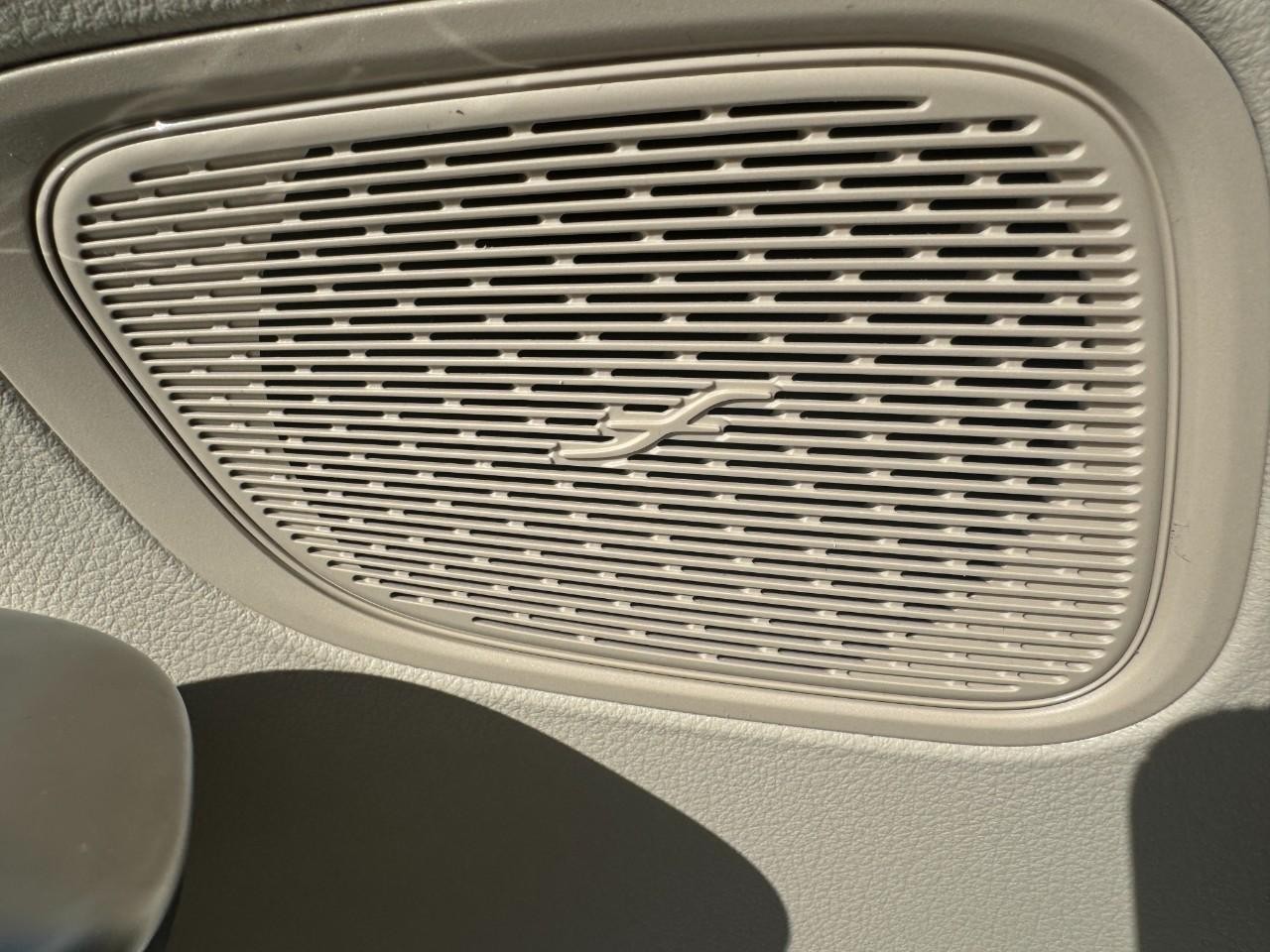 Mercedes-Benz GLC Vehicle Full-screen Gallery Image 24