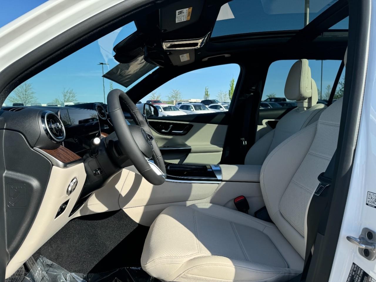 Mercedes-Benz GLC Vehicle Full-screen Gallery Image 26