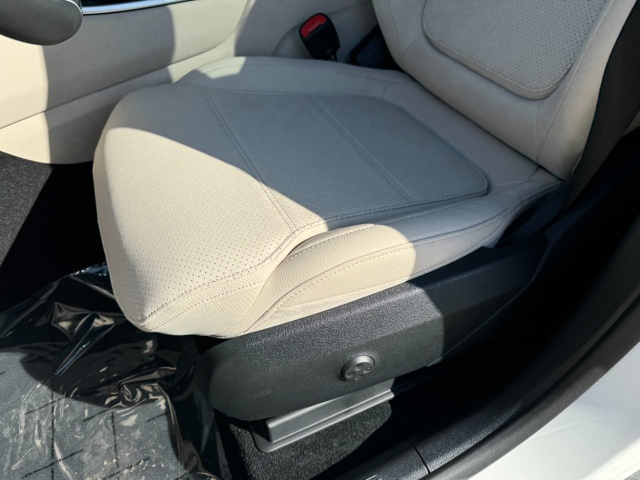 Mercedes-Benz GLC Vehicle Full-screen Gallery Image 27