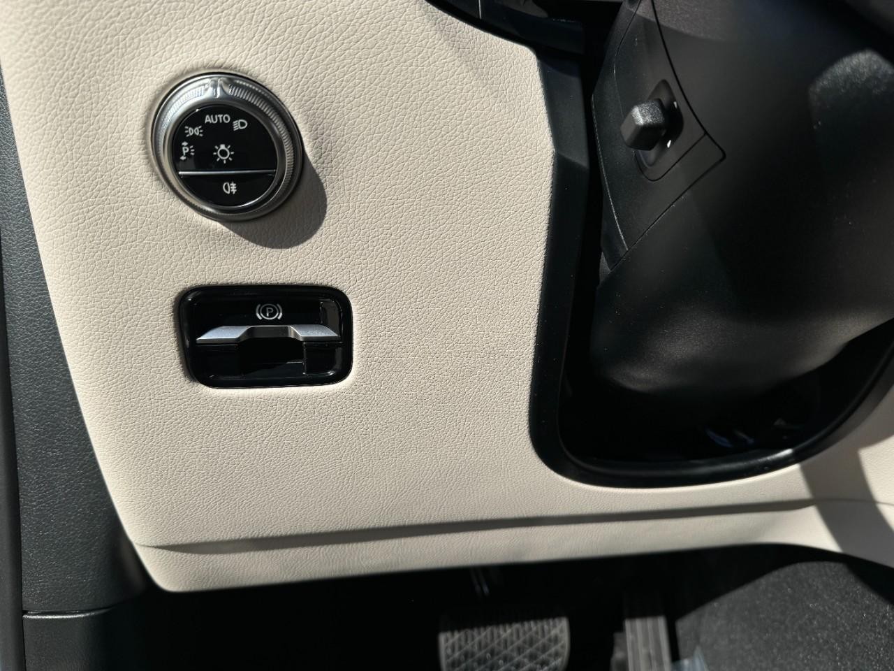 Mercedes-Benz GLC Vehicle Full-screen Gallery Image 28