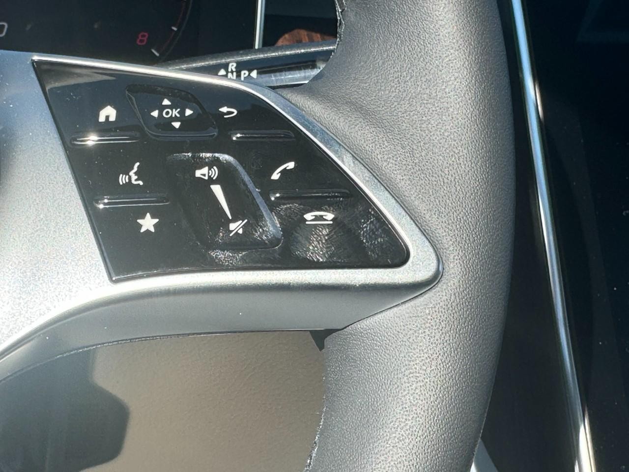 Mercedes-Benz GLC Vehicle Full-screen Gallery Image 30