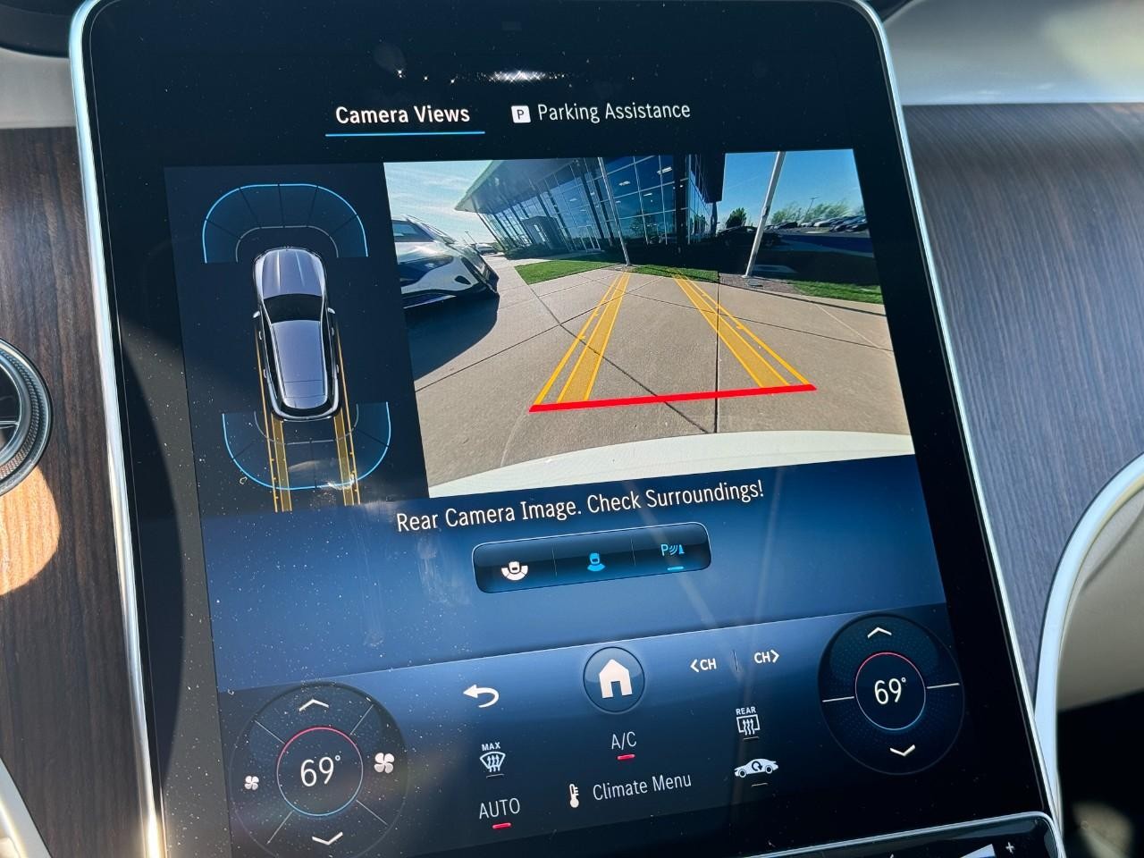 Mercedes-Benz GLC Vehicle Full-screen Gallery Image 33