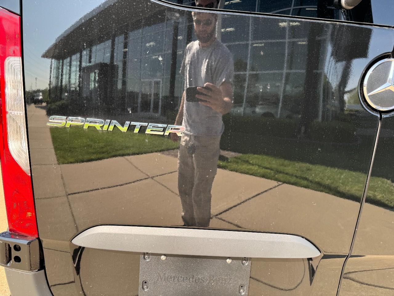 Mercedes-Benz Sprinter Passenger Van Vehicle Full-screen Gallery Image 10