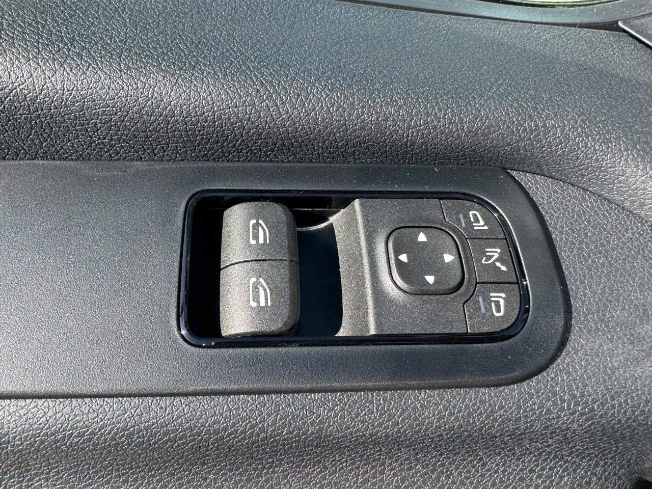 Mercedes-Benz Sprinter Passenger Van Vehicle Full-screen Gallery Image 24