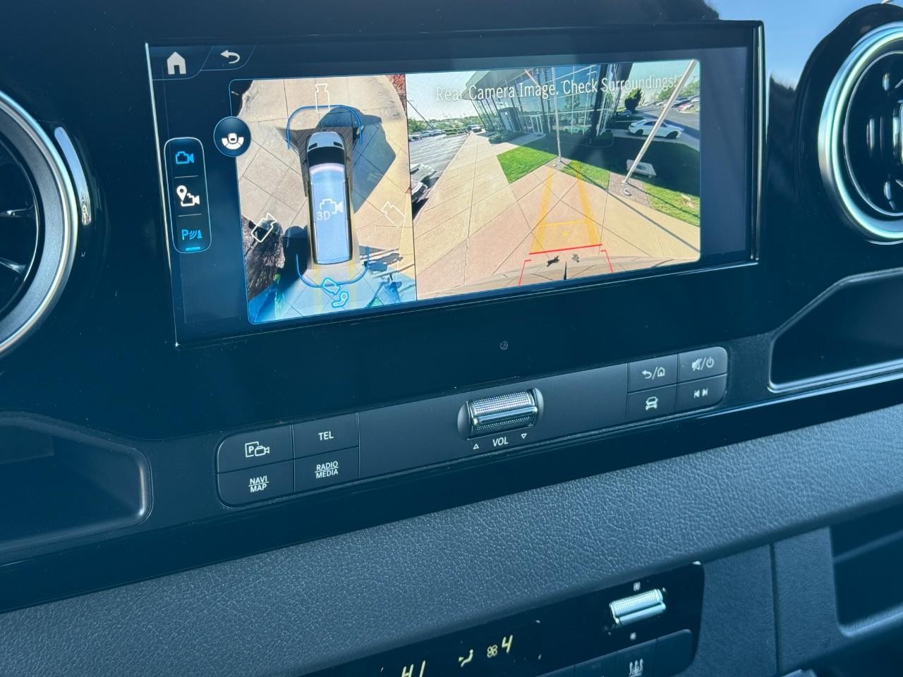 Mercedes-Benz Sprinter Passenger Van Vehicle Full-screen Gallery Image 33