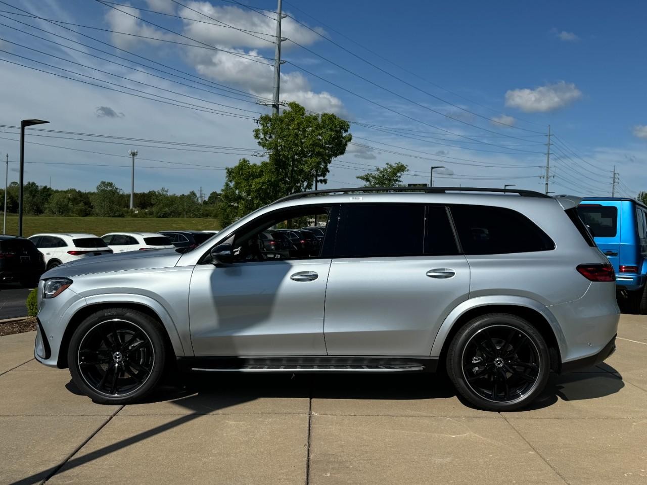 Mercedes-Benz GLS Vehicle Full-screen Gallery Image 2