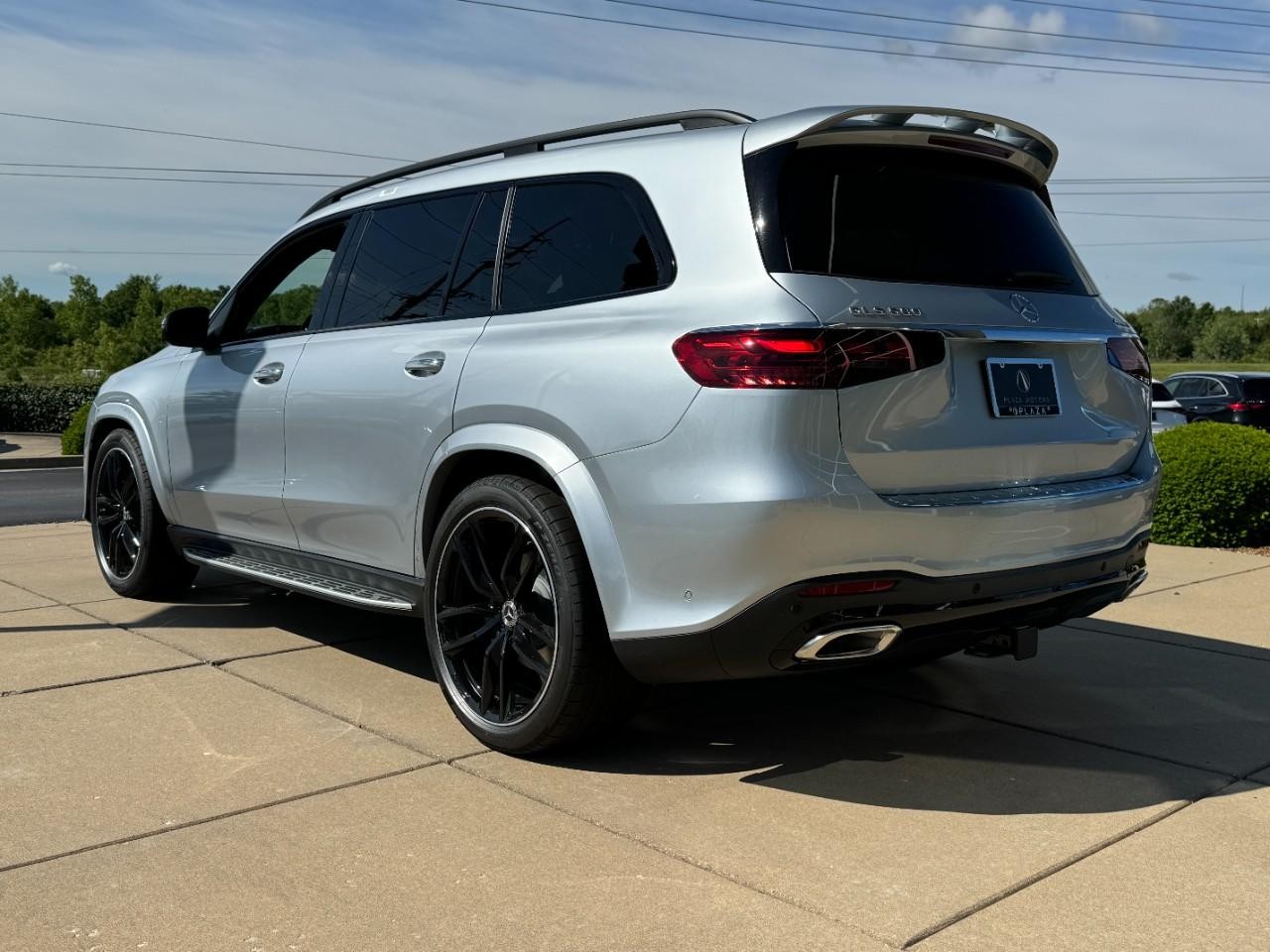 Mercedes-Benz GLS Vehicle Full-screen Gallery Image 3