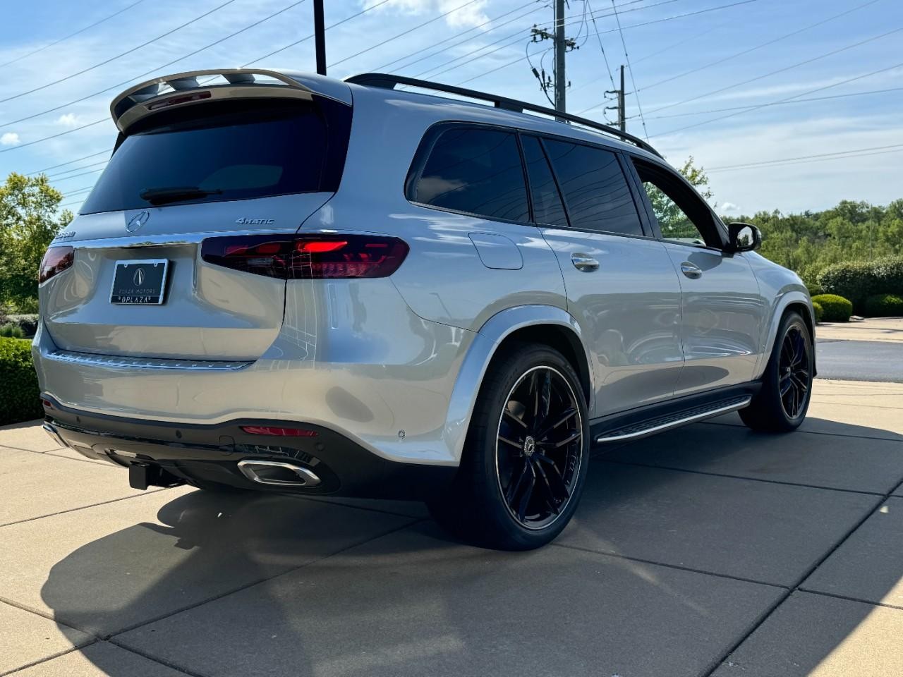 Mercedes-Benz GLS Vehicle Full-screen Gallery Image 4