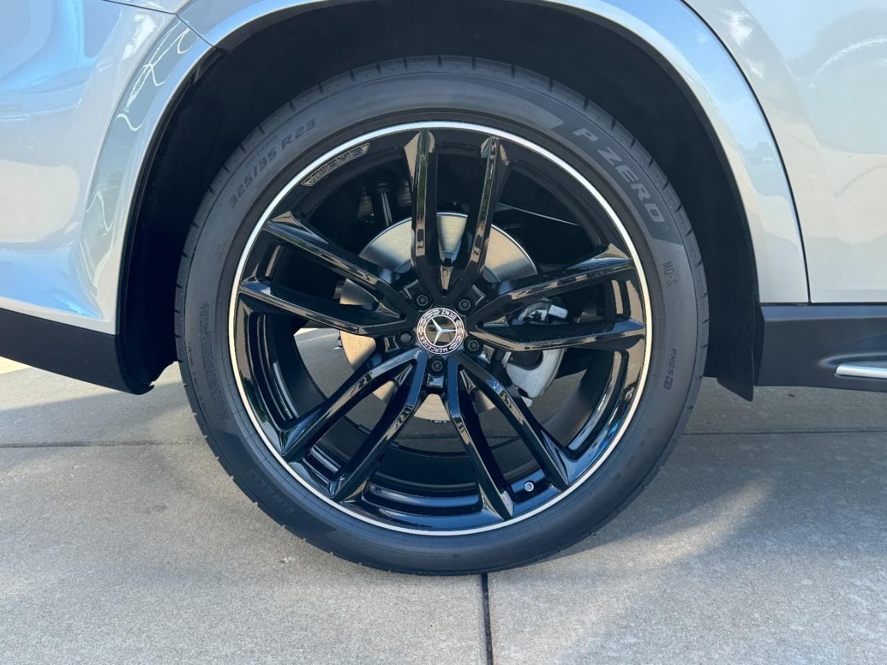 Mercedes-Benz GLS Vehicle Full-screen Gallery Image 5