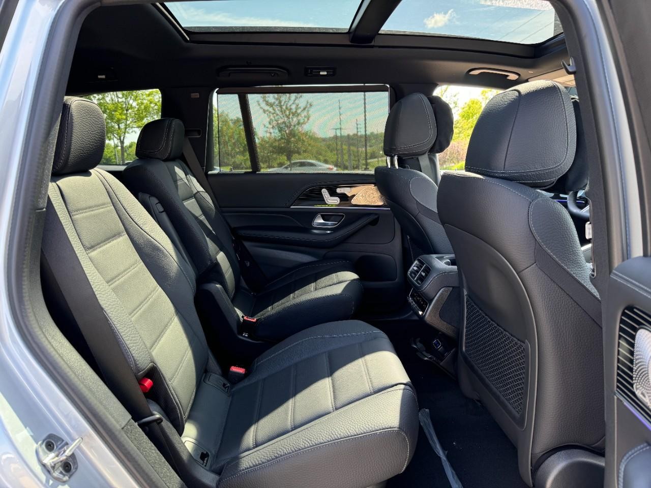 Mercedes-Benz GLS Vehicle Full-screen Gallery Image 9