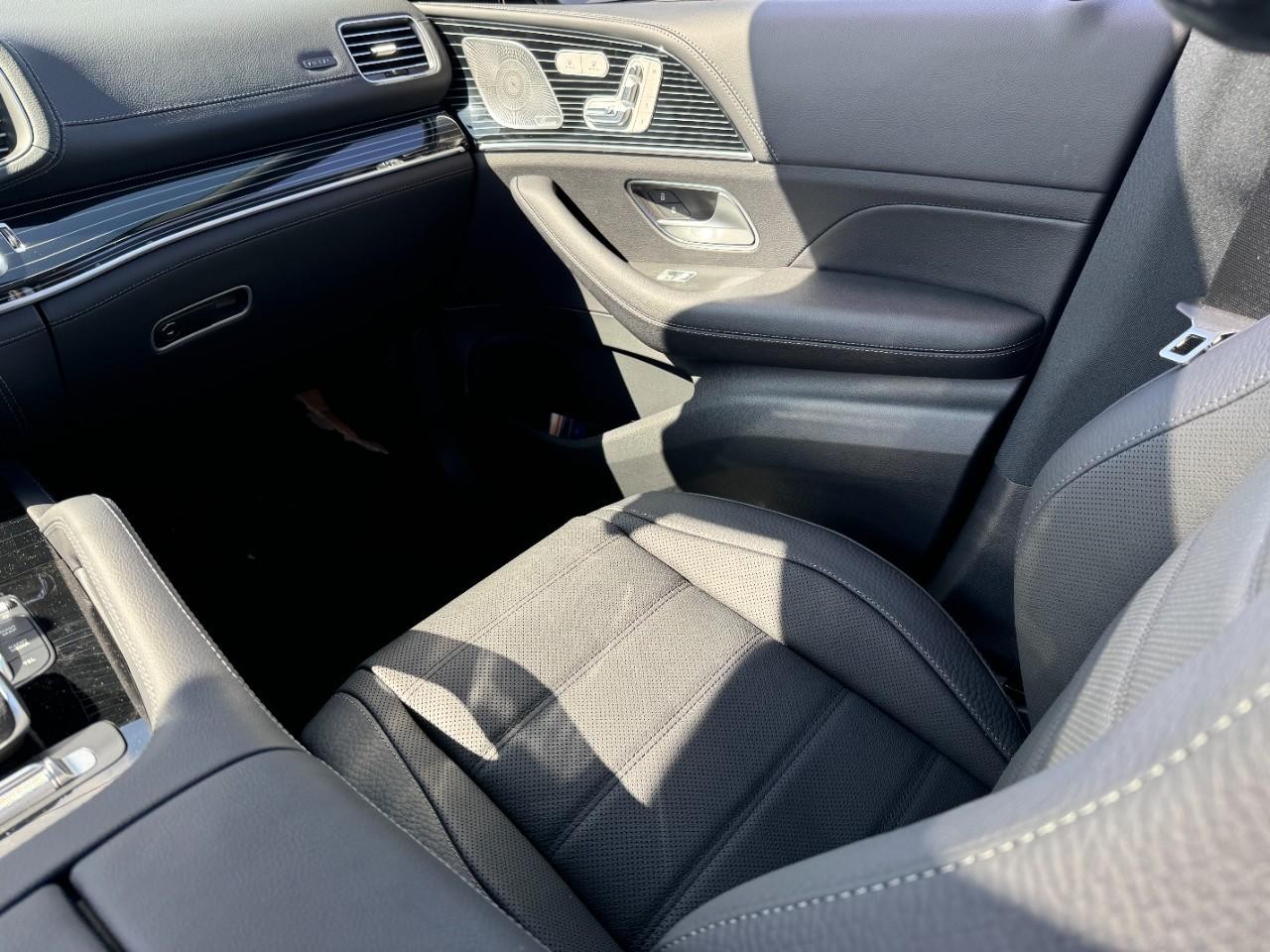 Mercedes-Benz GLS Vehicle Full-screen Gallery Image 10