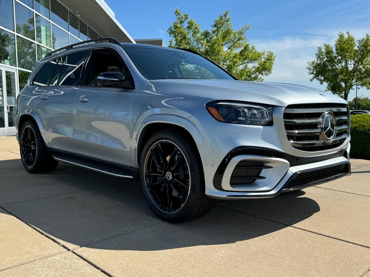 Mercedes-Benz GLS Vehicle Full-screen Gallery Image 11