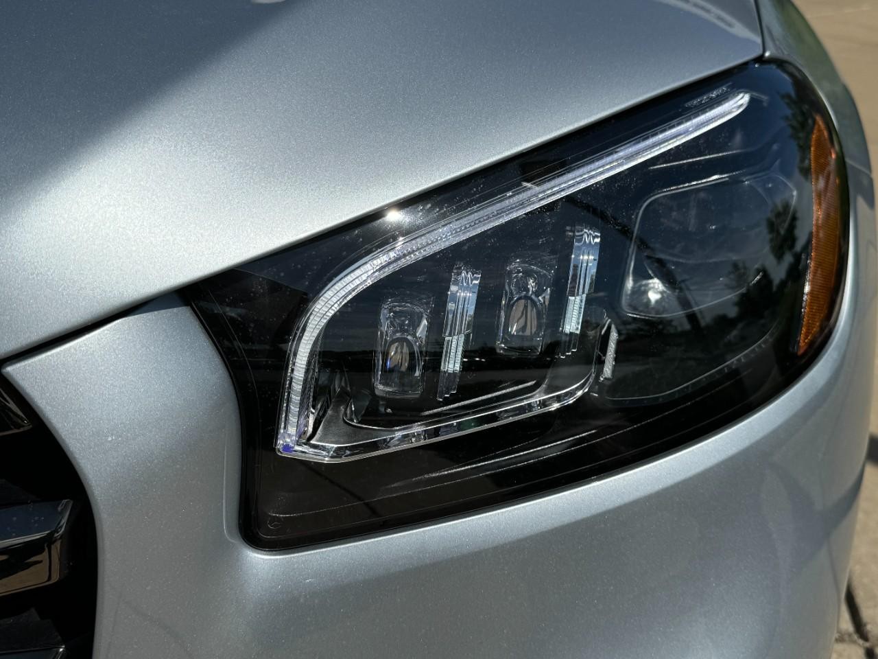 Mercedes-Benz GLS Vehicle Full-screen Gallery Image 13