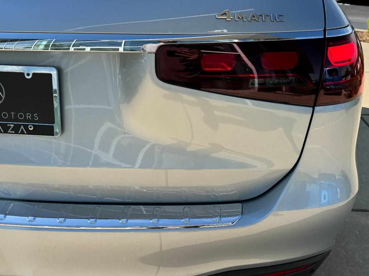 Mercedes-Benz GLS Vehicle Full-screen Gallery Image 16