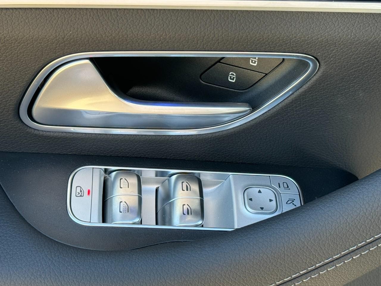 Mercedes-Benz GLS Vehicle Full-screen Gallery Image 24