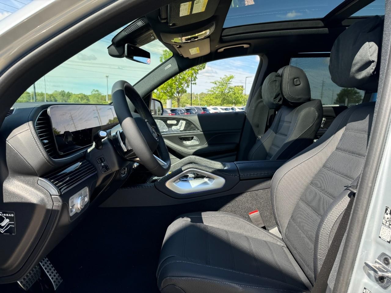 Mercedes-Benz GLS Vehicle Full-screen Gallery Image 26