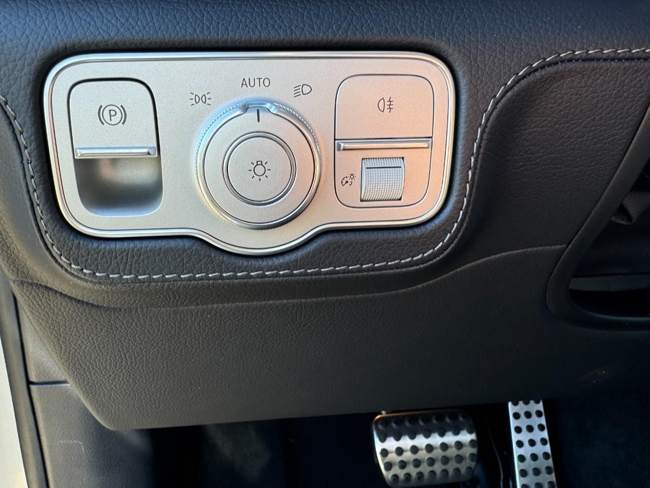 Mercedes-Benz GLS Vehicle Full-screen Gallery Image 28