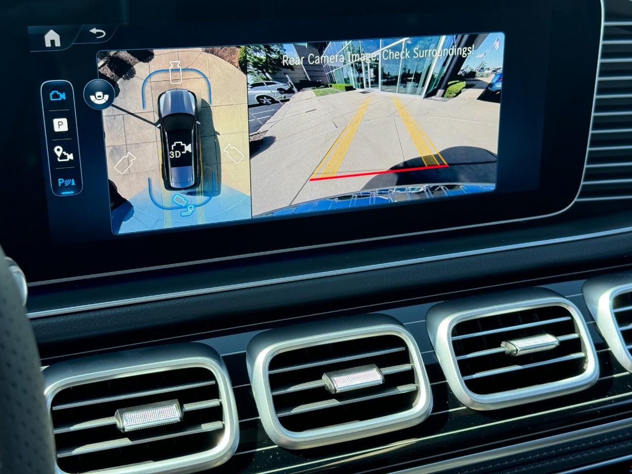 Mercedes-Benz GLS Vehicle Full-screen Gallery Image 31